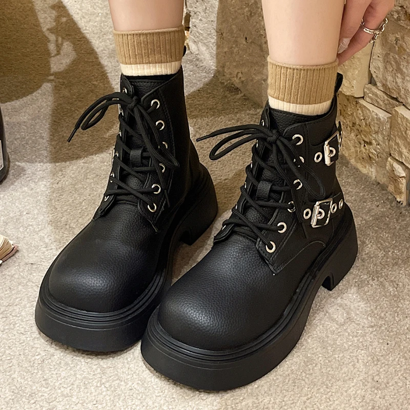 Женские ботинки на шнуровке мотоциклетные массивном каблуке черные в стиле панк