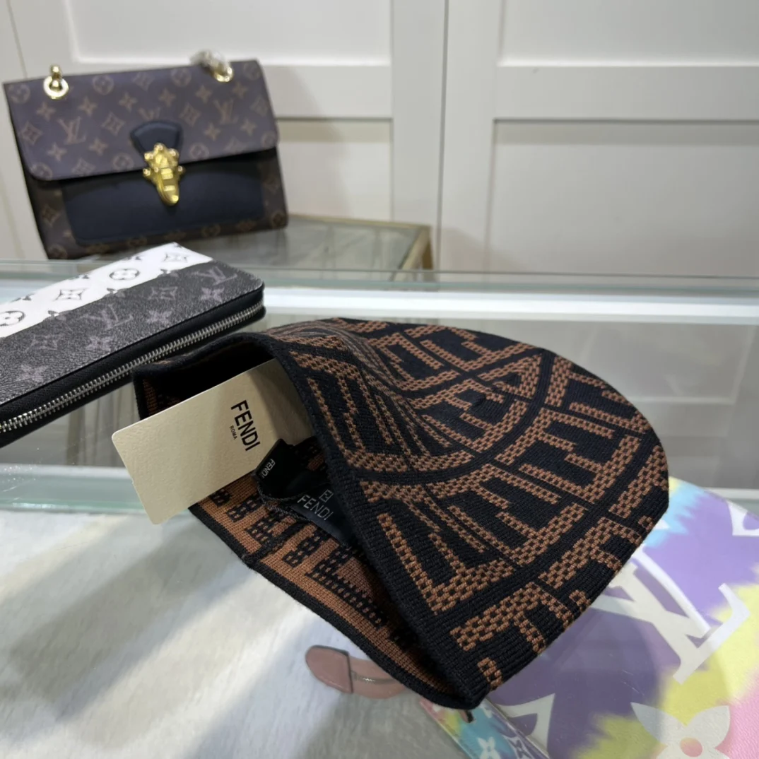 1:1 модные вязаные шляпы Fendi аналогичные теплые на ветровом стекле шапка в стиле