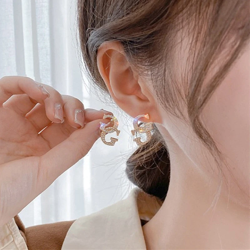 Модный тренд двойная G надпись женские серьги с жемчугом нишевый дизайн на ощупь