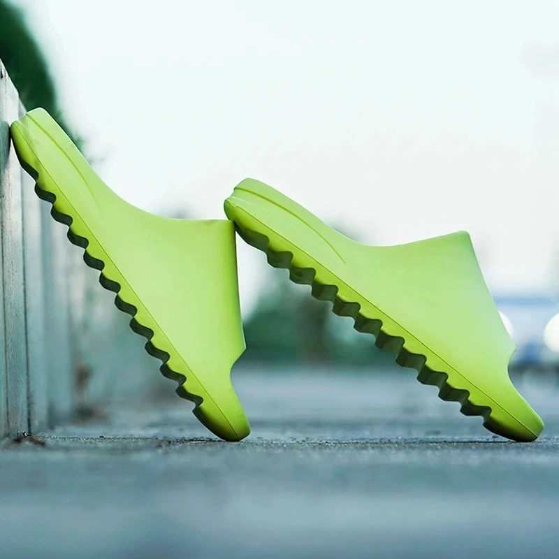 

Новинка 2023, стильные модные домашние мягкие тапочки YZY для пар, Нескользящие комнатные туфли из ЭВА на толстой нескользящей подошве, Сланцы на плоской подошве для мужчин и женщин, пляжные шлепанцы