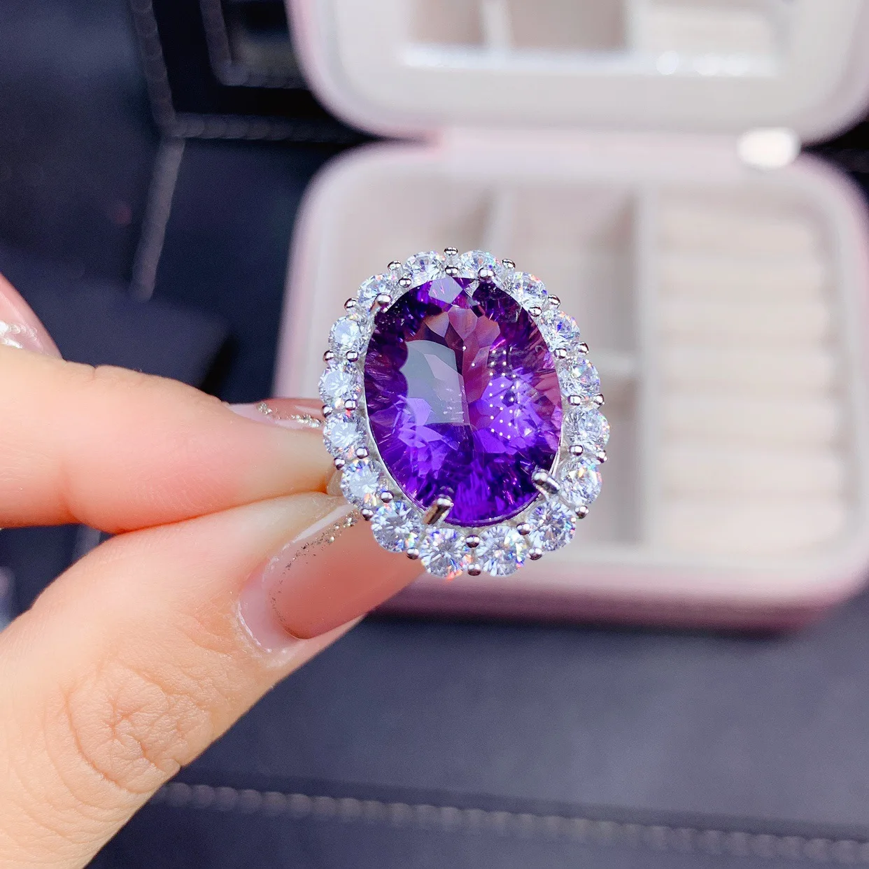 

Sparkling Light Huge Oval Imitation Purple Crystal Women Open Adjustable Size Rings with White Zircon Party Jewelry Gift