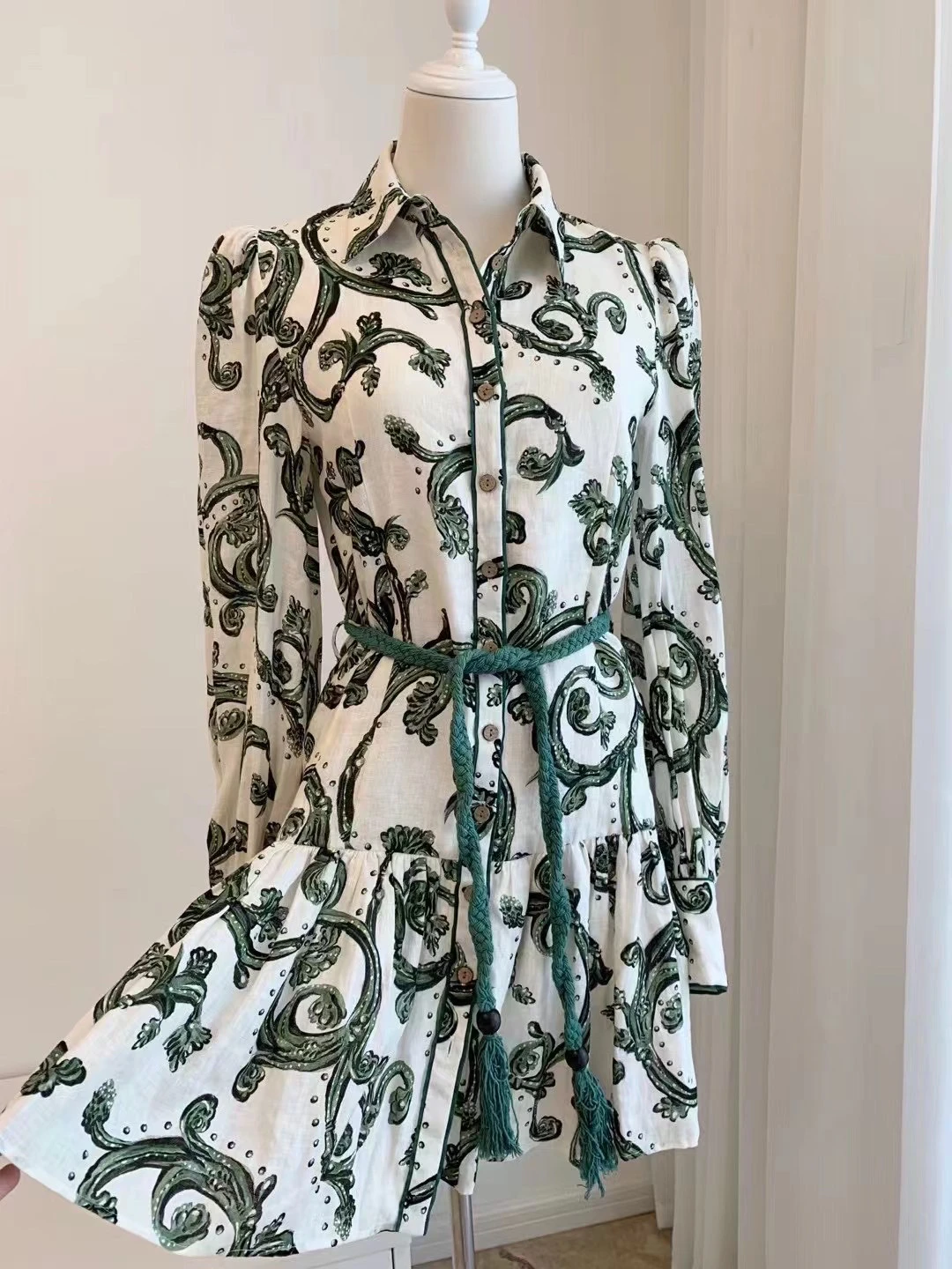 

Женское винтажное мини-платье на шнуровке с принтом