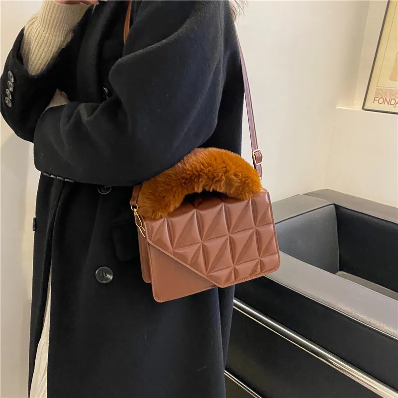 

Сумка женская универсальная сумка Новинка Весна 2022 модная взрывобезопасная сумка-мессенджер Высококачественная плюшевая ручная маленька...