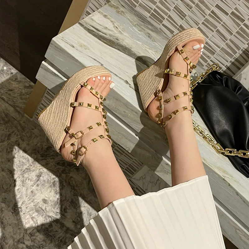 Женские универсальные сандалии на высоком каблуке Poe с заклепками женские