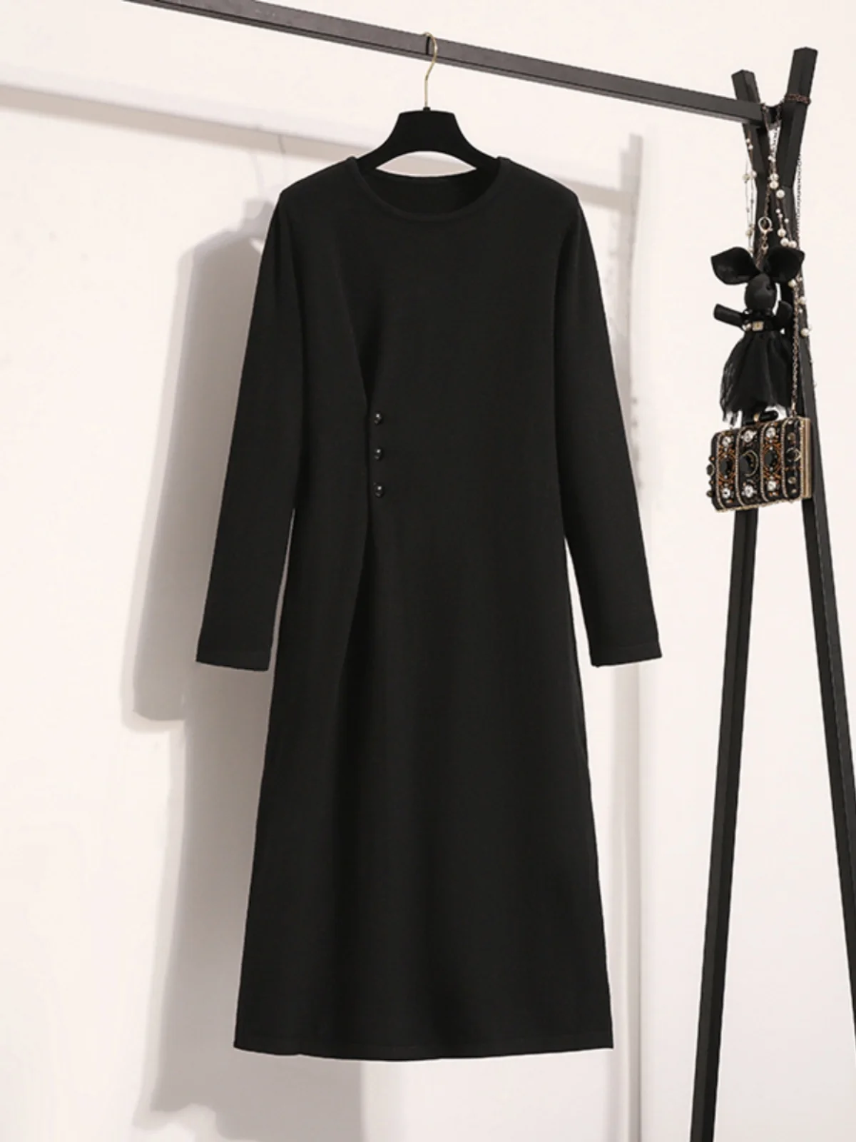 Необычное черное трикотажное платье с длинными рукавами осень-зима 2024 Новое