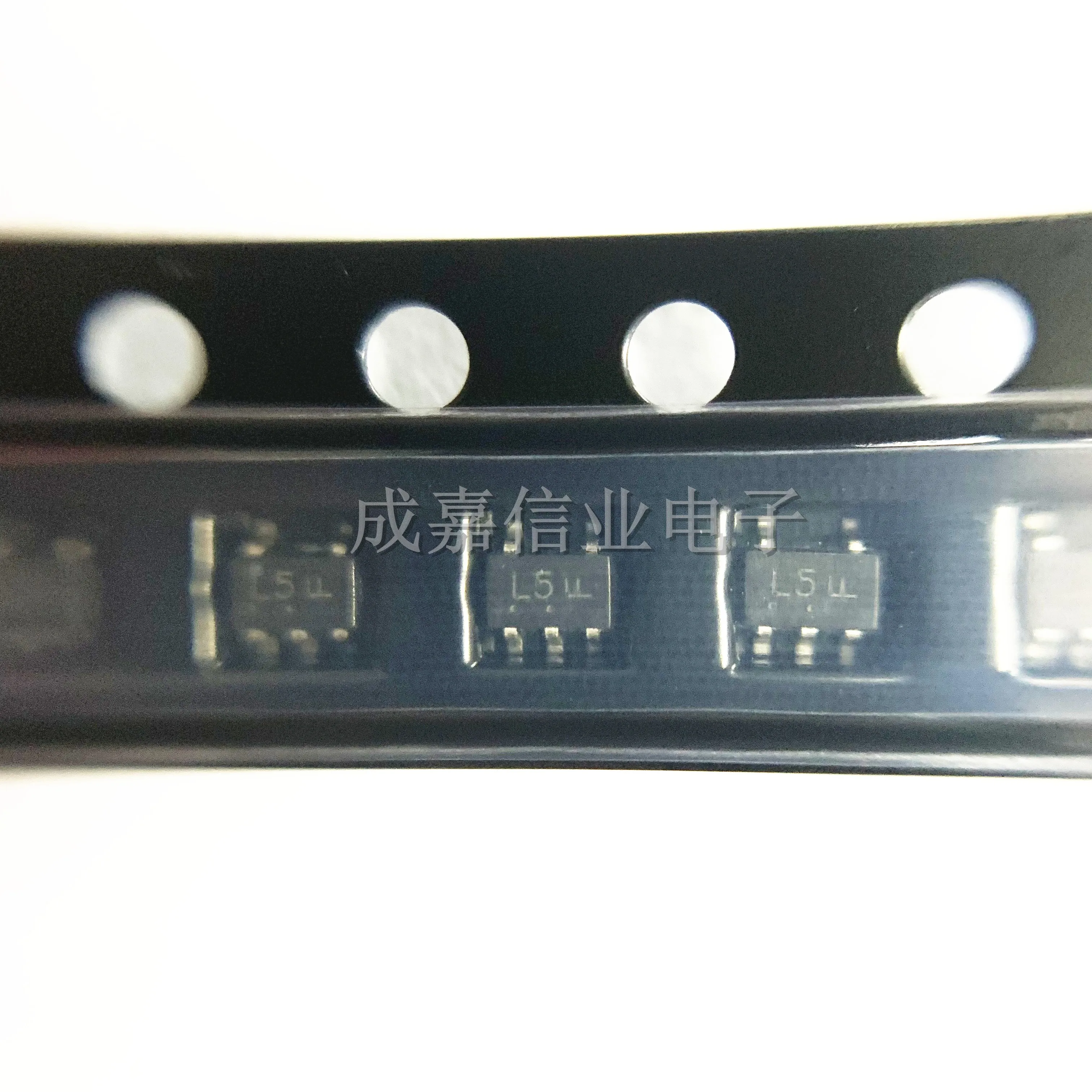 100 шт./партия, NL17SZ04DFT2G SC-70-5 MARKING;L5 Lnverters 1,65-5,5 V CMOS Одиночная Рабочая температура:-40C-+ 125 C