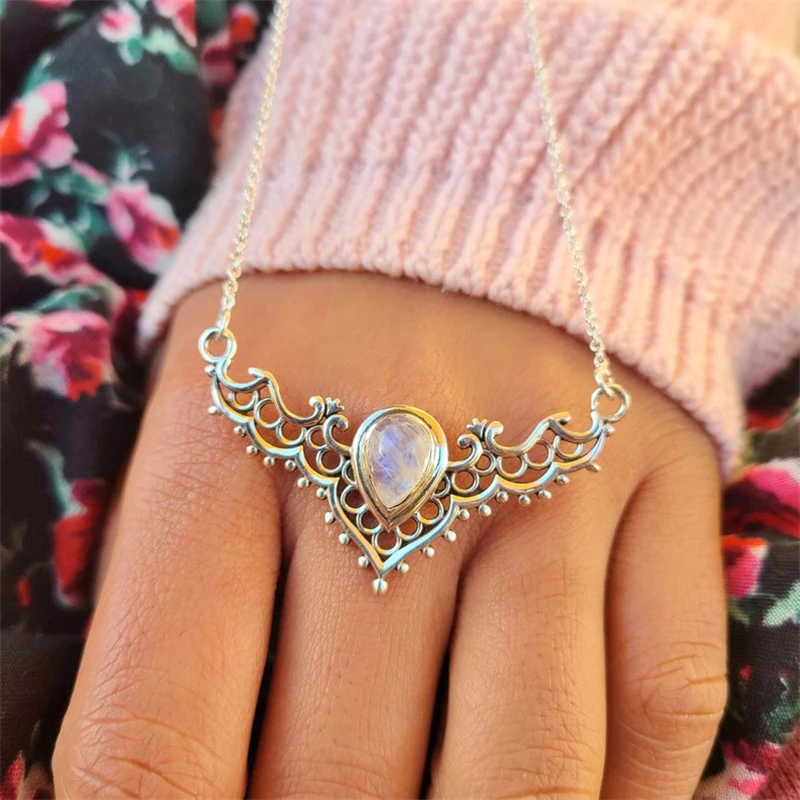 

Creative Retro Silver Color Crystal Ladies Niche High-end Necklace Banquet Business Couple Wedding Anniversary Gift Jewelry