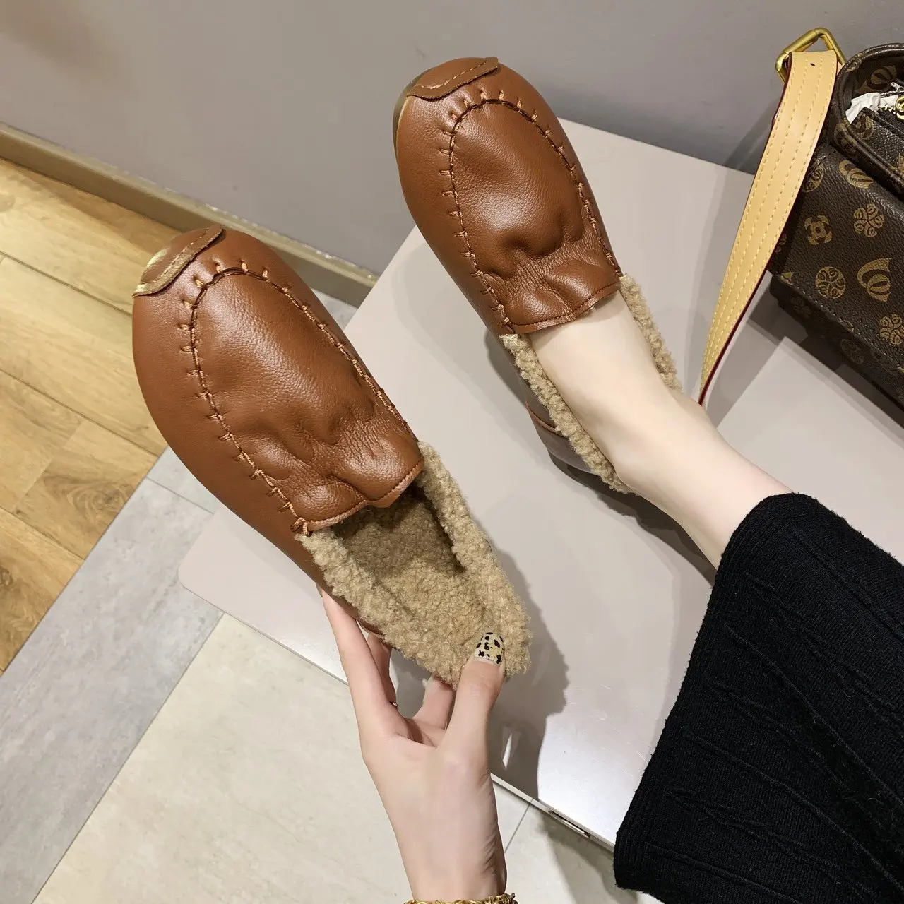

Мягкие пушистые зимние лоферы на плоской подошве, женские удобные универсальные хлопковые туфли с закрытым носком, Женская объемная обувь