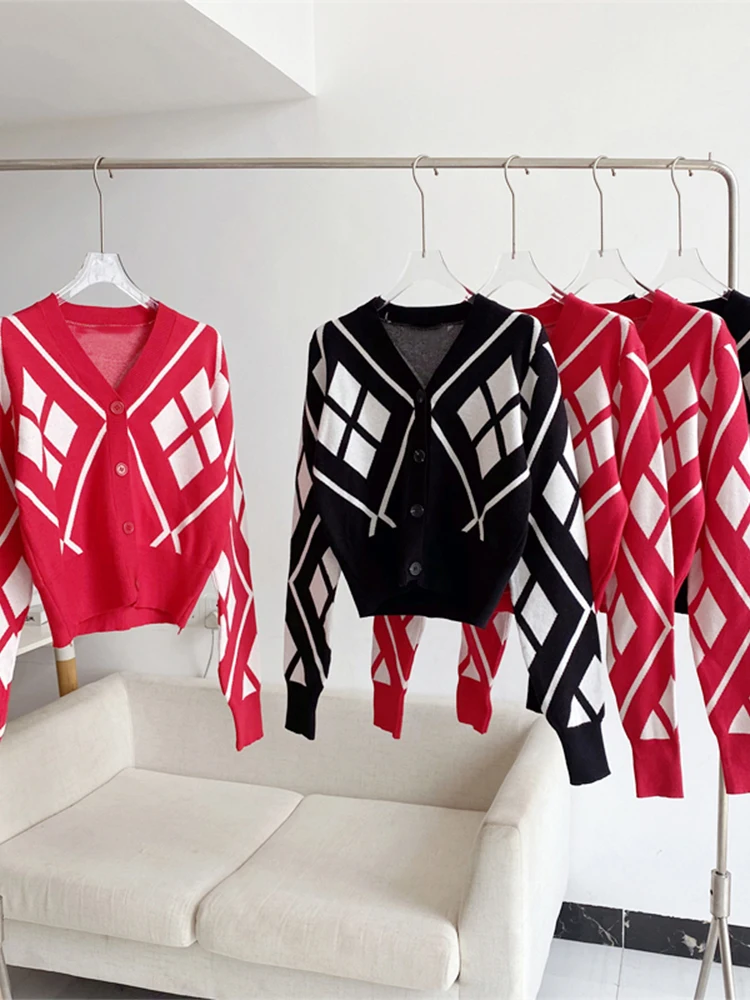 

Осенне-зимний женский трикотажный кардиган контрастных цветов с рисунком ромбиками и открытым стежком, с V-образным вырезом и длинными рукавами