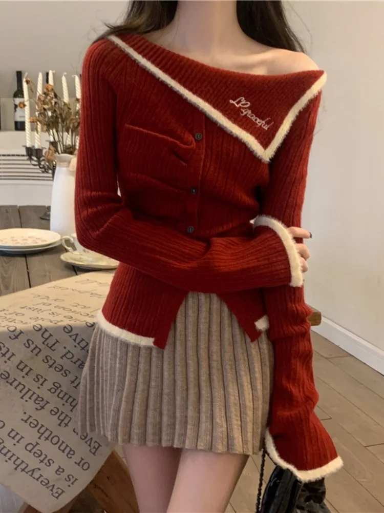 Красный свитер с воротником-лодочкой и открытыми плечами однотонный вязаный