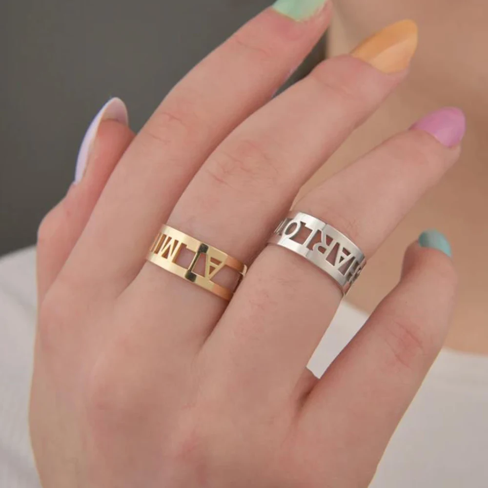 Оригинальное название кольца с буквами может быть сопряжён модными кольцами из