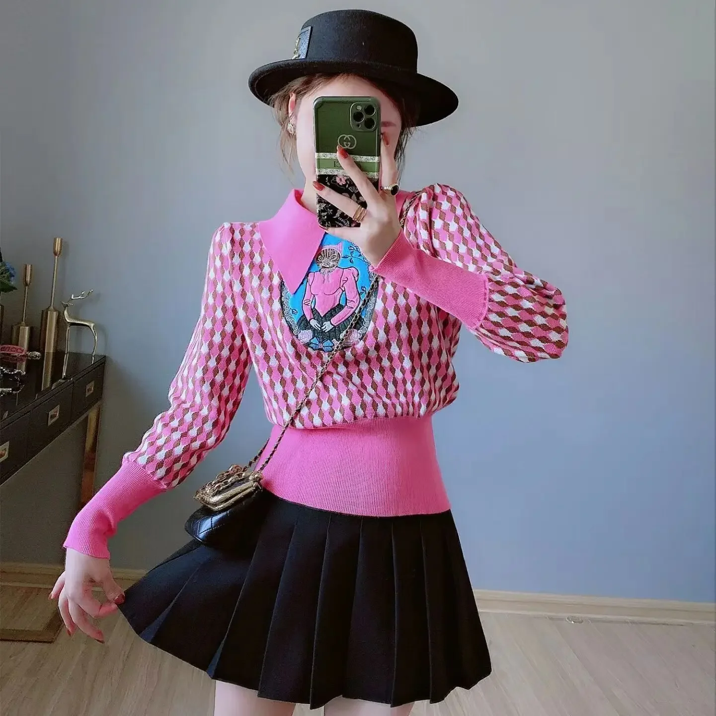 Женский свитер в французском стиле с вышивкой и мультяшным рисунком