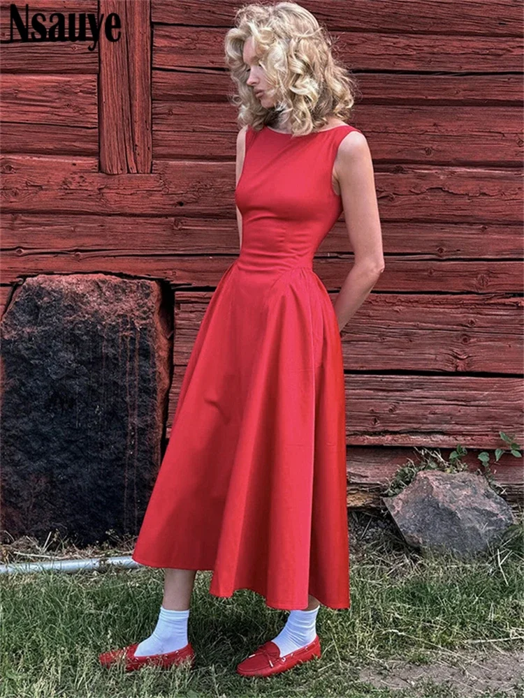 Женское длинное платье-трапеция с открытой спиной