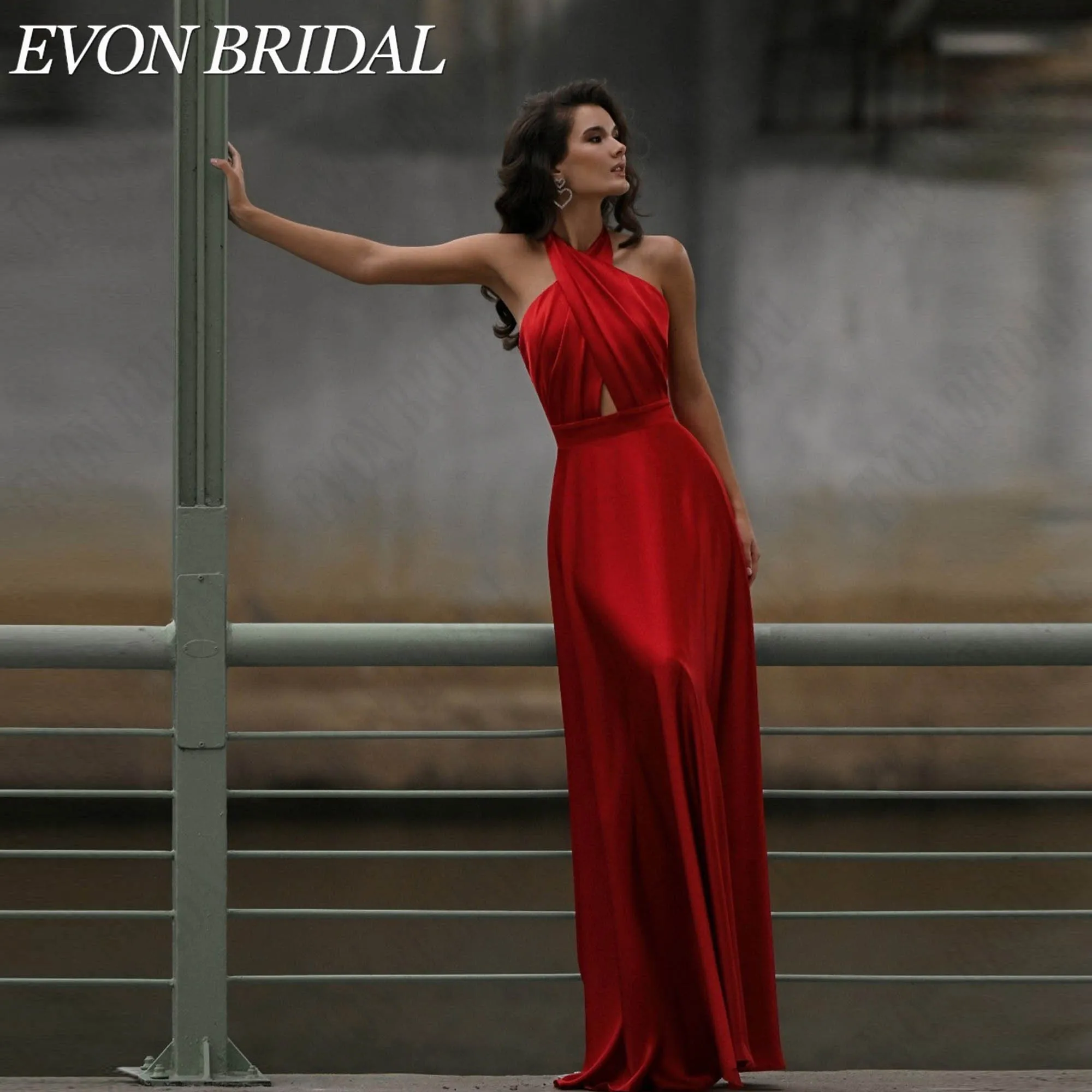 Фото EVON BRIDAL Вечерние Платья А-Силуэт Из Красного Атласа Горловина Халтер Скрещенный Крой С Вырезом На Животе Без Рук Глубокая Открытая Спина Изготовлено На Заказ Красные Вечерние Платья Элегантное Платье На Выпускной №1
