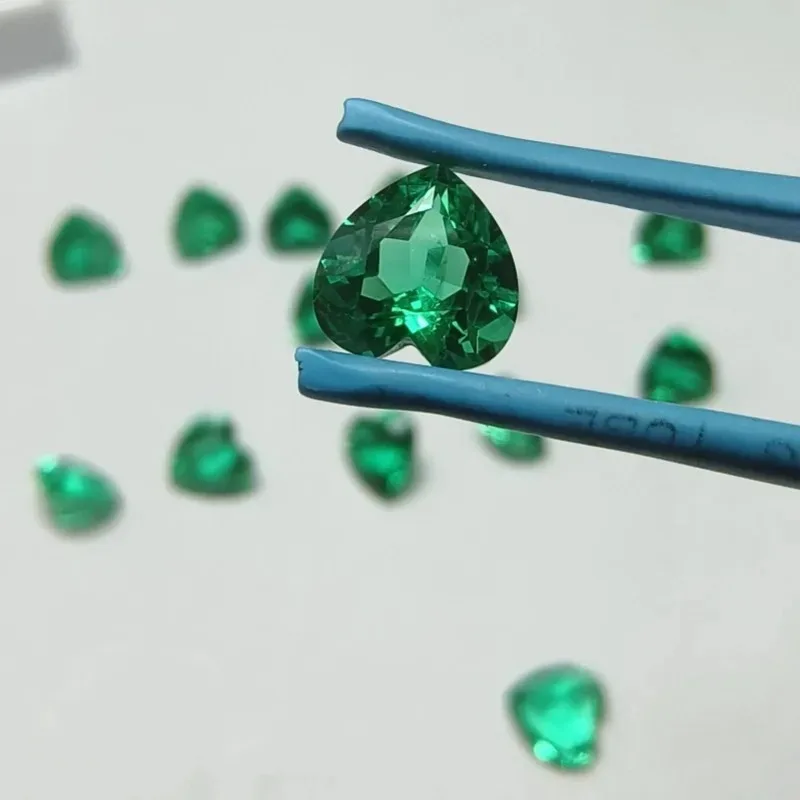 Фото Изумруды, выращенные в лаборатории, колумбийского типа, огранки «сердце», с возможностью выбора, с сертификатом, гидротермальные изумруды №4