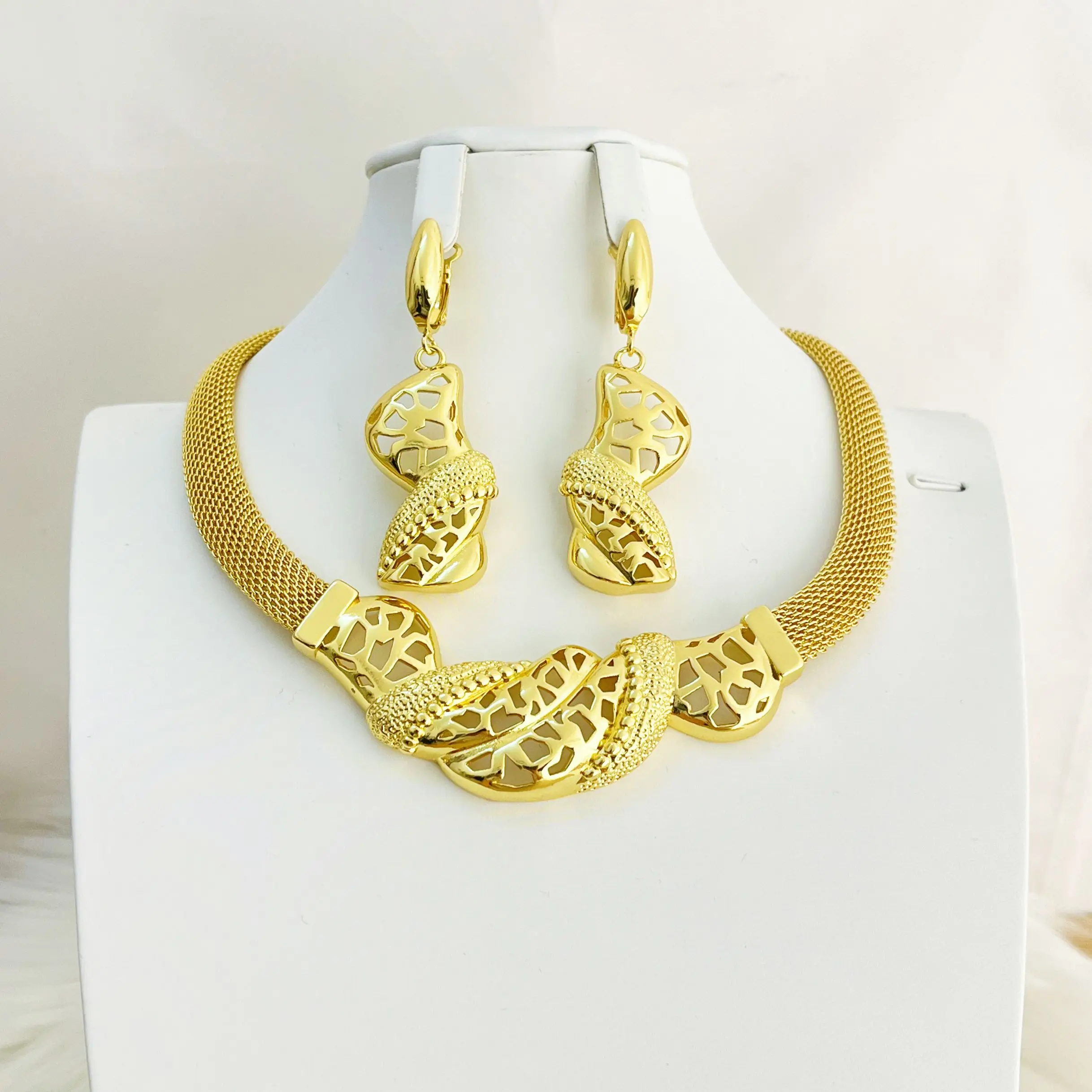 

Wedding Necklace And Earring Set Dubai Gold Colour Jewelry Sets Woman Chains Couple Pendants Accessories Gift Wholesale