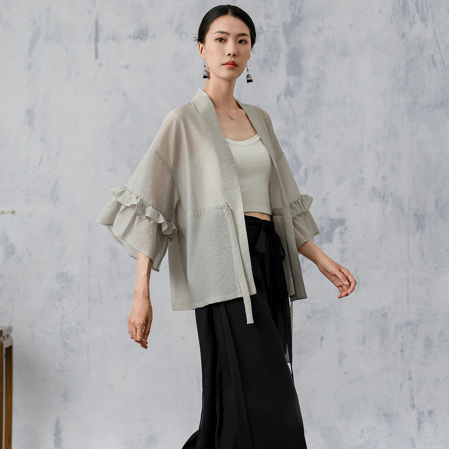 Оригинальная ранняя весна пригородная блузка с рюшами на рукавах высокое