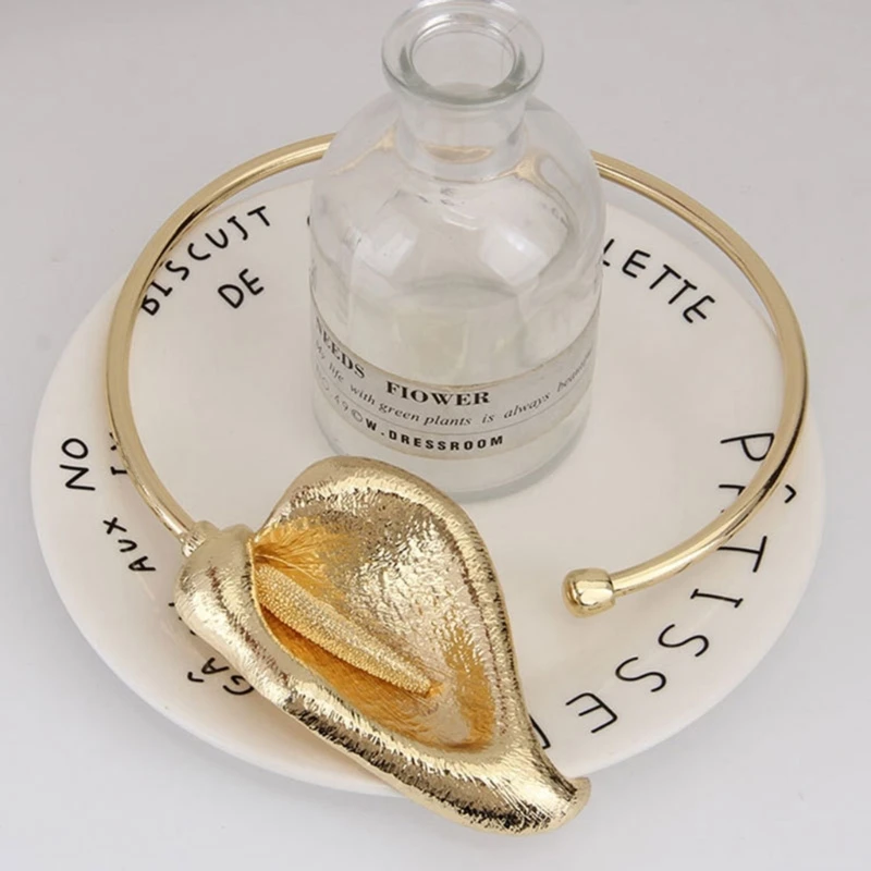 Плиссированное металлическое ожерелье с цветком