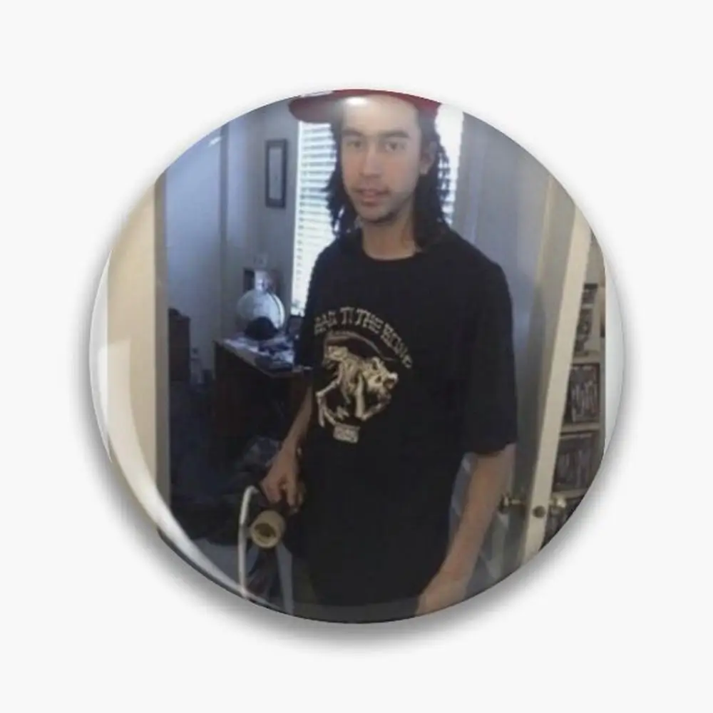 

Круглая пластиковая брошь Alex g