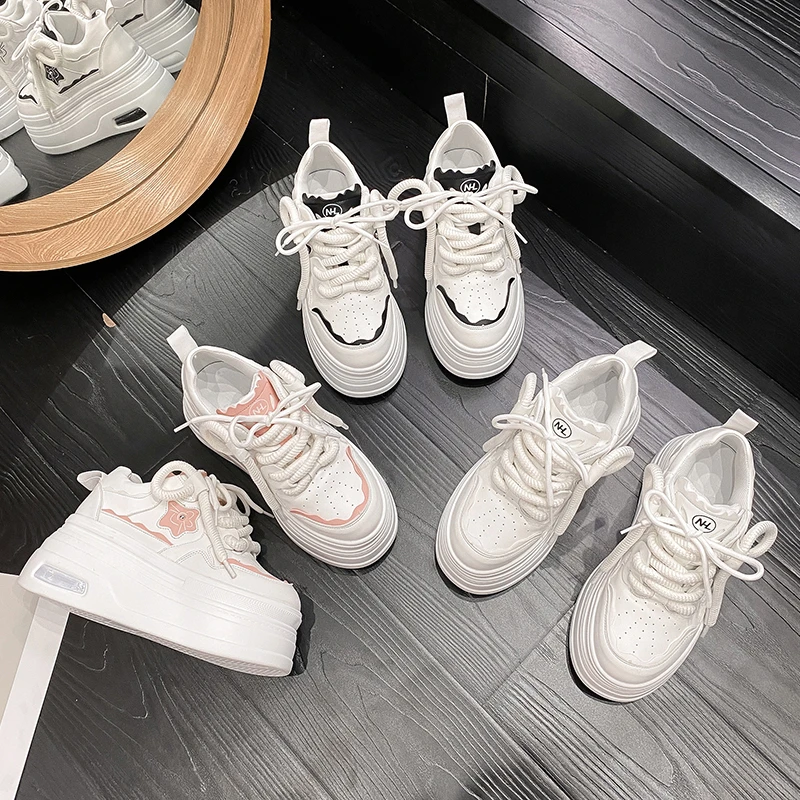 Женские кроссовки на платформе и шнуровке белые/черные