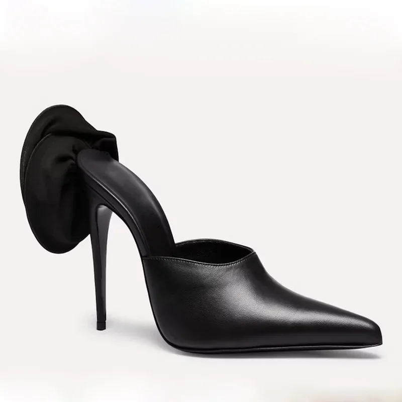 Лето 2025 г. туфли-лодочки на шпильке с острым носком черные цветочным принтом без