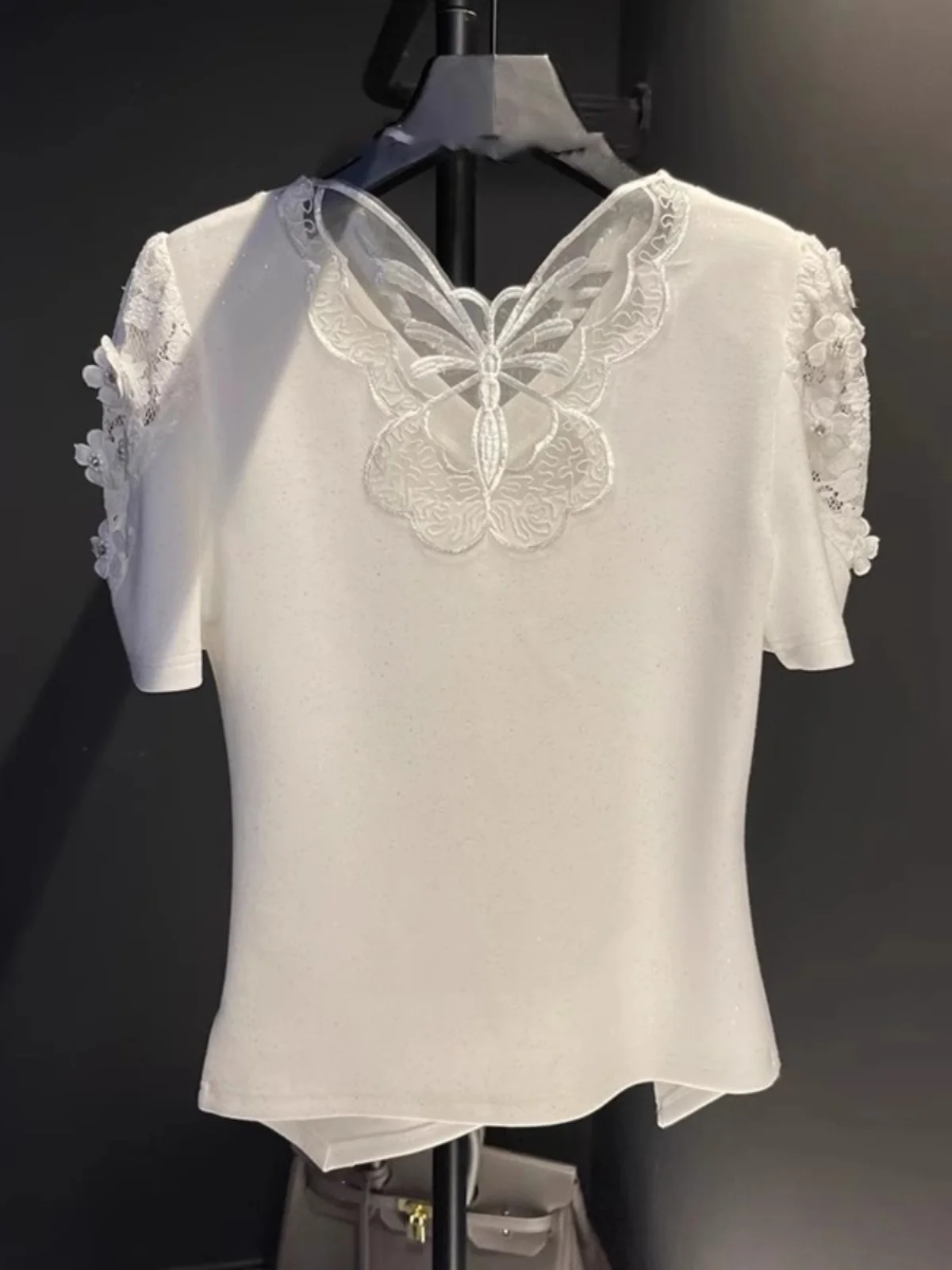 Шикарная темпераментная белая футболка с короткими рукавами женская летняя 2024