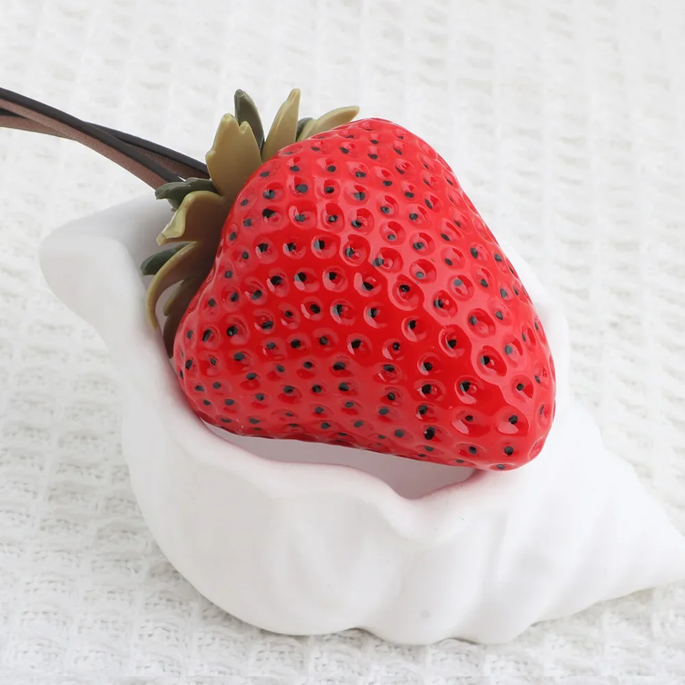 

Кулон имитация смолы клубника