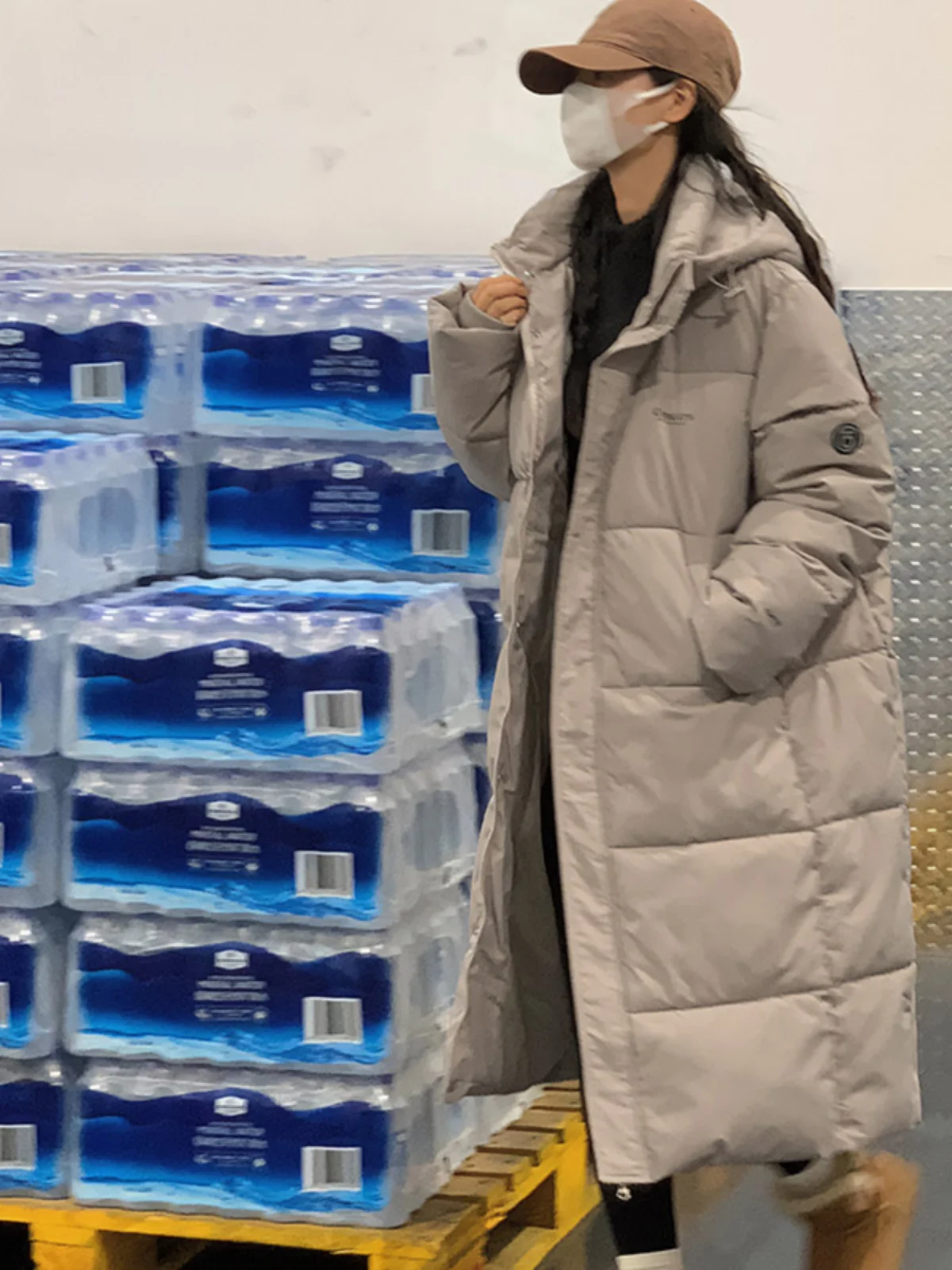 Пуховик с красным капюшоном женская зимняя популярная корейская серия длинное