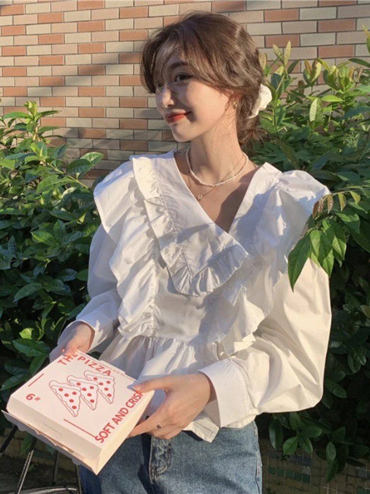 

Белая блузка для женщин, новинка весны 2022, короткие дизайнерские топы с V-образным вырезом и оборками, женская блузка во французском стиле, р...