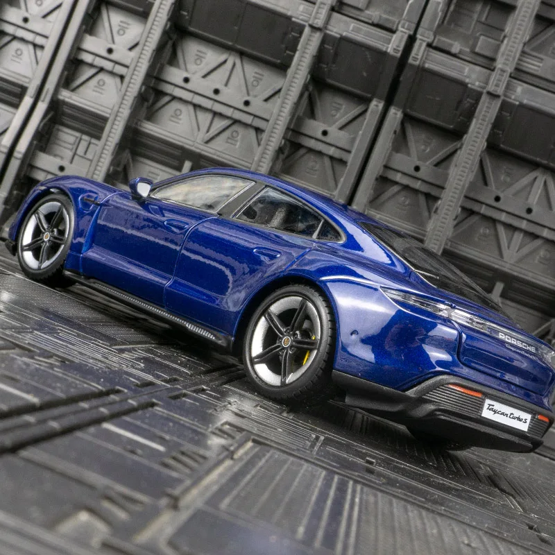 Фото Модель автомобиля Bburago 1:24 Porsche Taycan из сплава, с открывающимися дверями, капотом и багажником, подходит для коллекционирования. №5