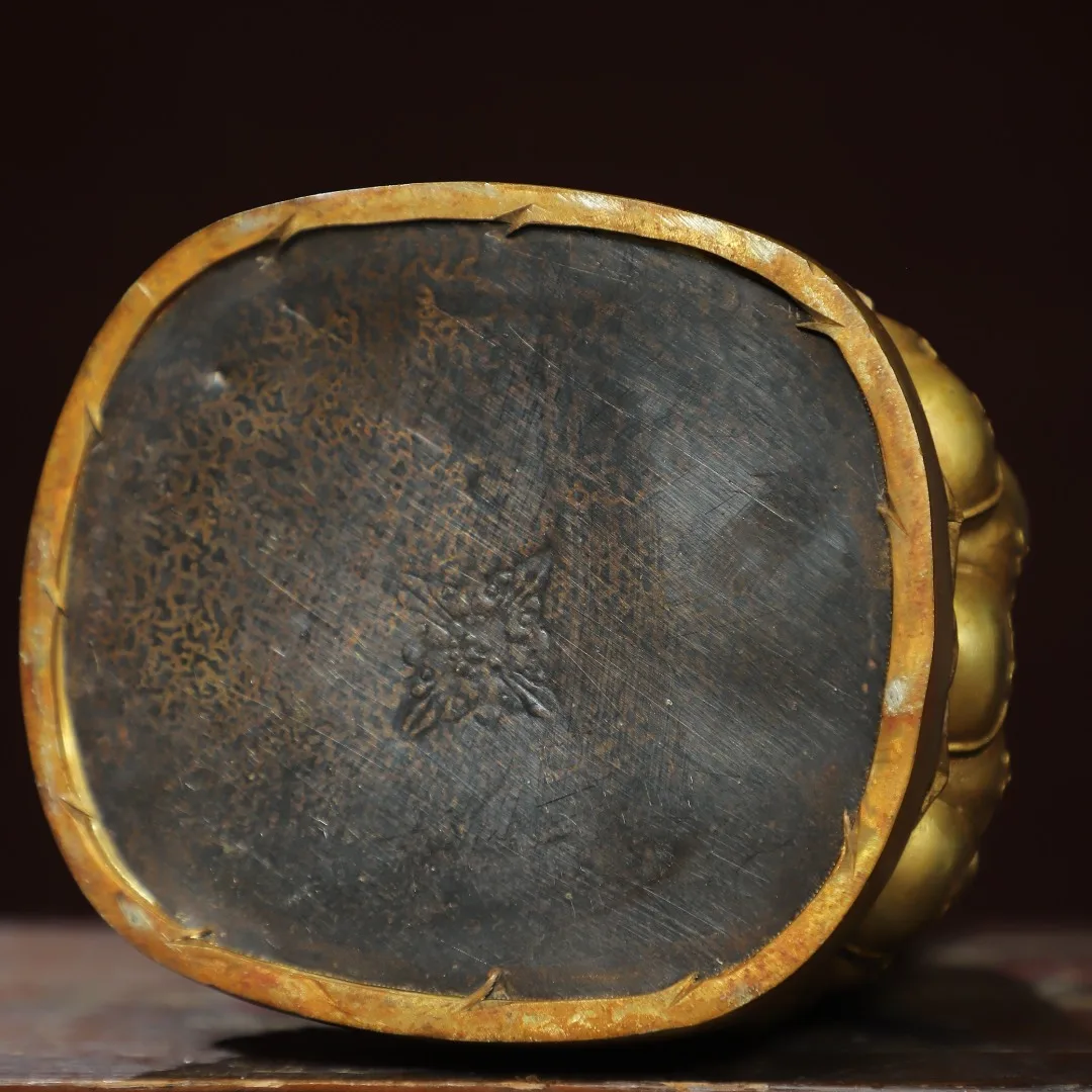 Домашнее поклонение религиозной статуи Будды с медной позолоченной статуей