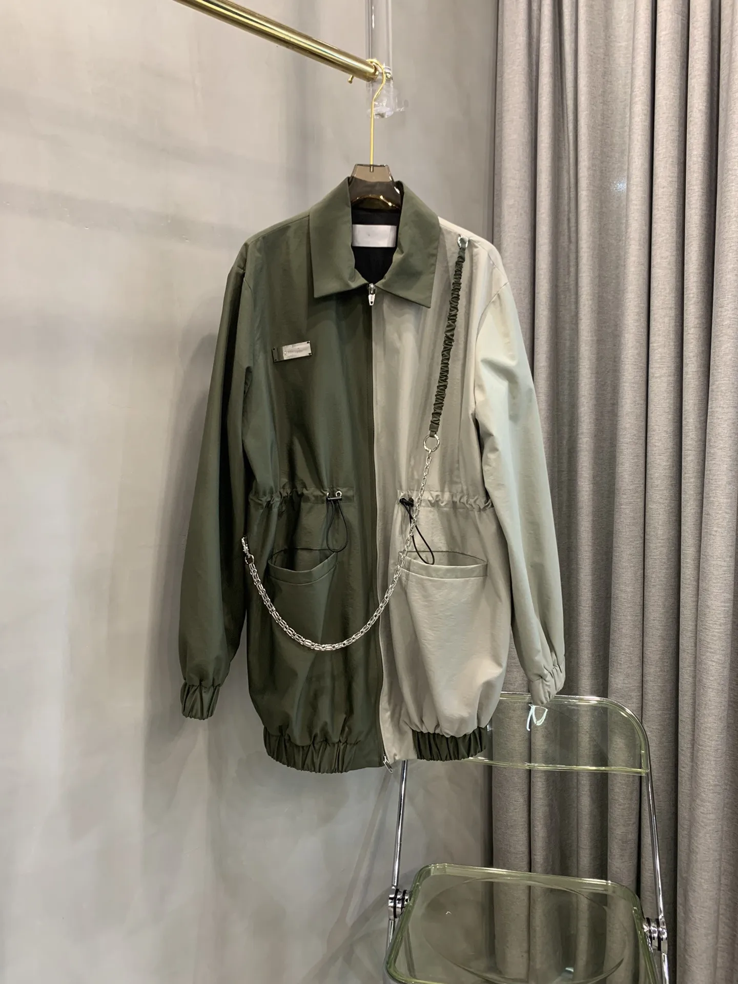 

Женское контрастное пальто с карманами на цепочке, весна 2022