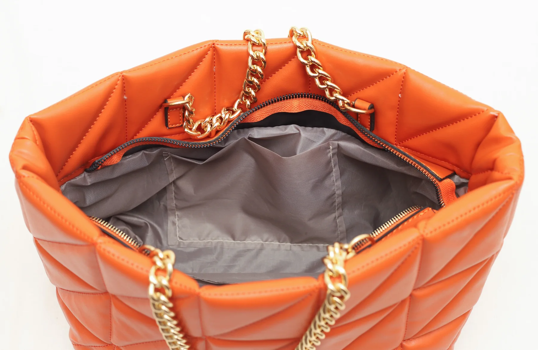 Женская сумка на молнии с цепочкой и геометрическим узором |