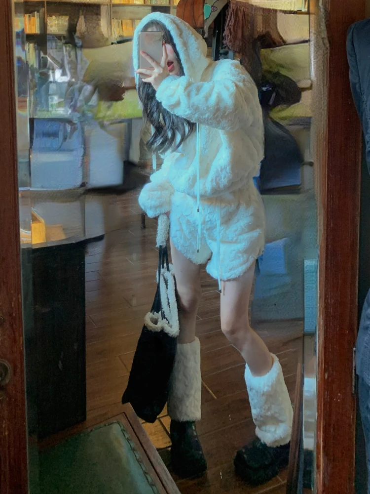 

Женский однотонный комплект из 2 предметов, кофта с капюшоном и длинным рукавом и повседневные Элегантные короткие брюки, модный костюм в Ко...