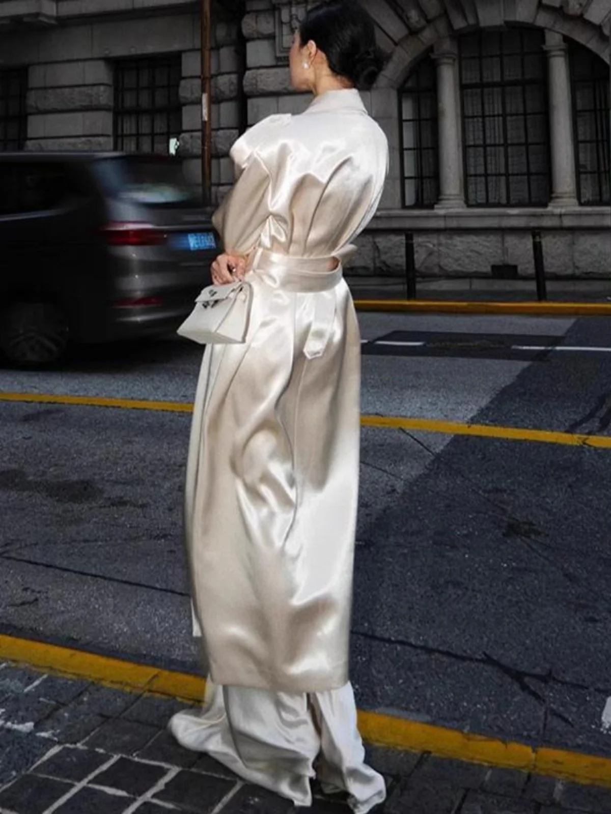 Sanguan White Moonlight Pearl Treasure Французский атласный женский плащ средней длины 2024