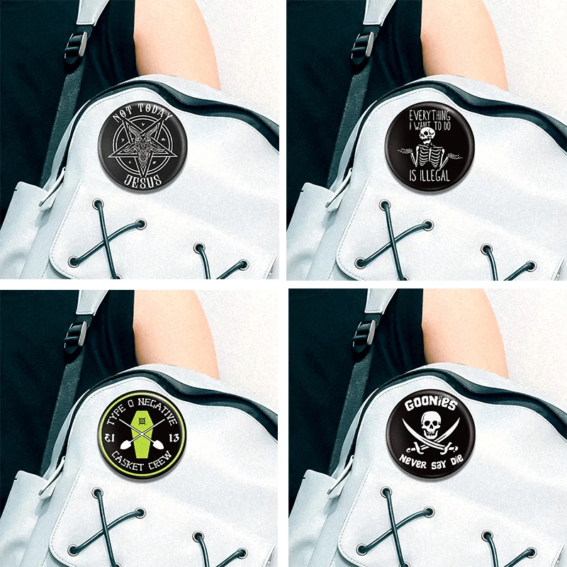 Металлическая брошь в виде Иисуса