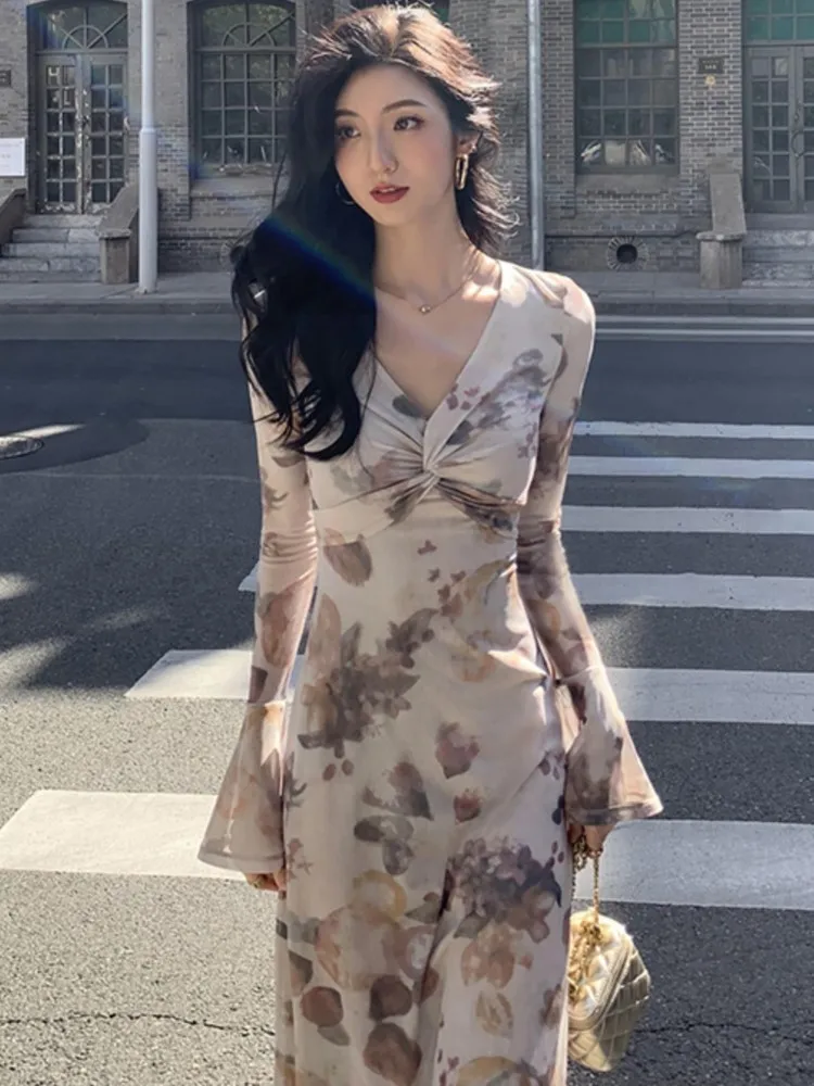 Осенние новые платья-миди с принтом для женщин расклешенным рукавом V-образным