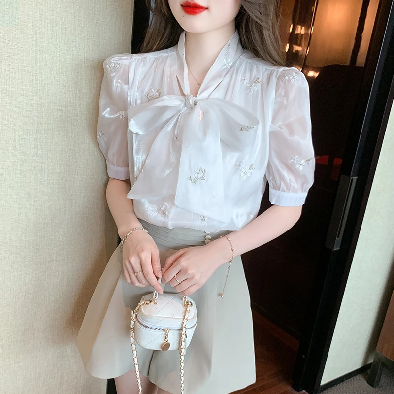 Женская блузка с коротким рукавом и воротником-бантом модель J740