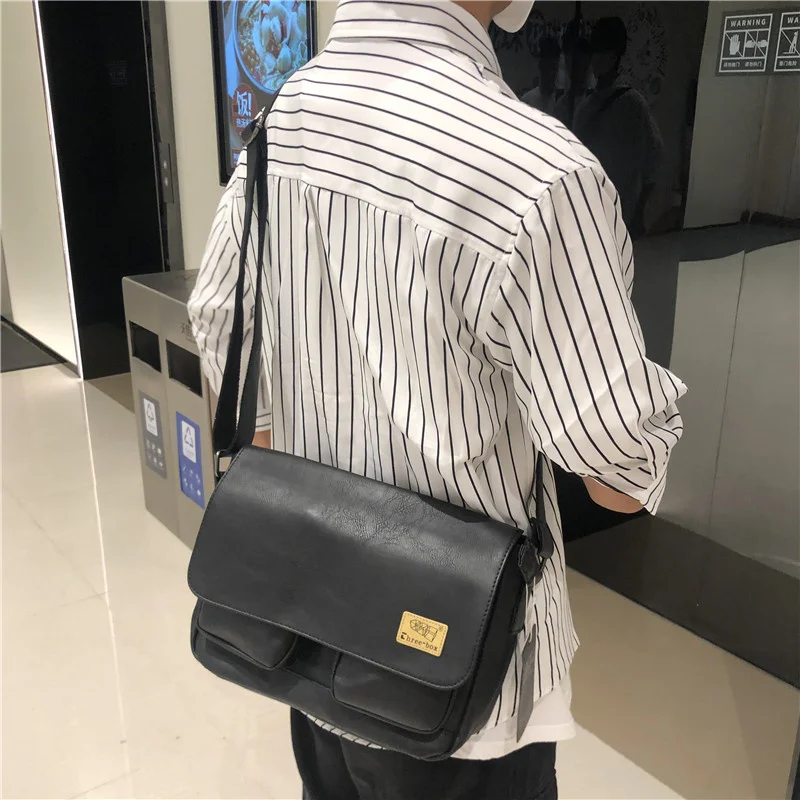 

2022 trendy men's shoulder bag leisure cross body men's and women's mailman bag flip cross straddle locomotive men's
