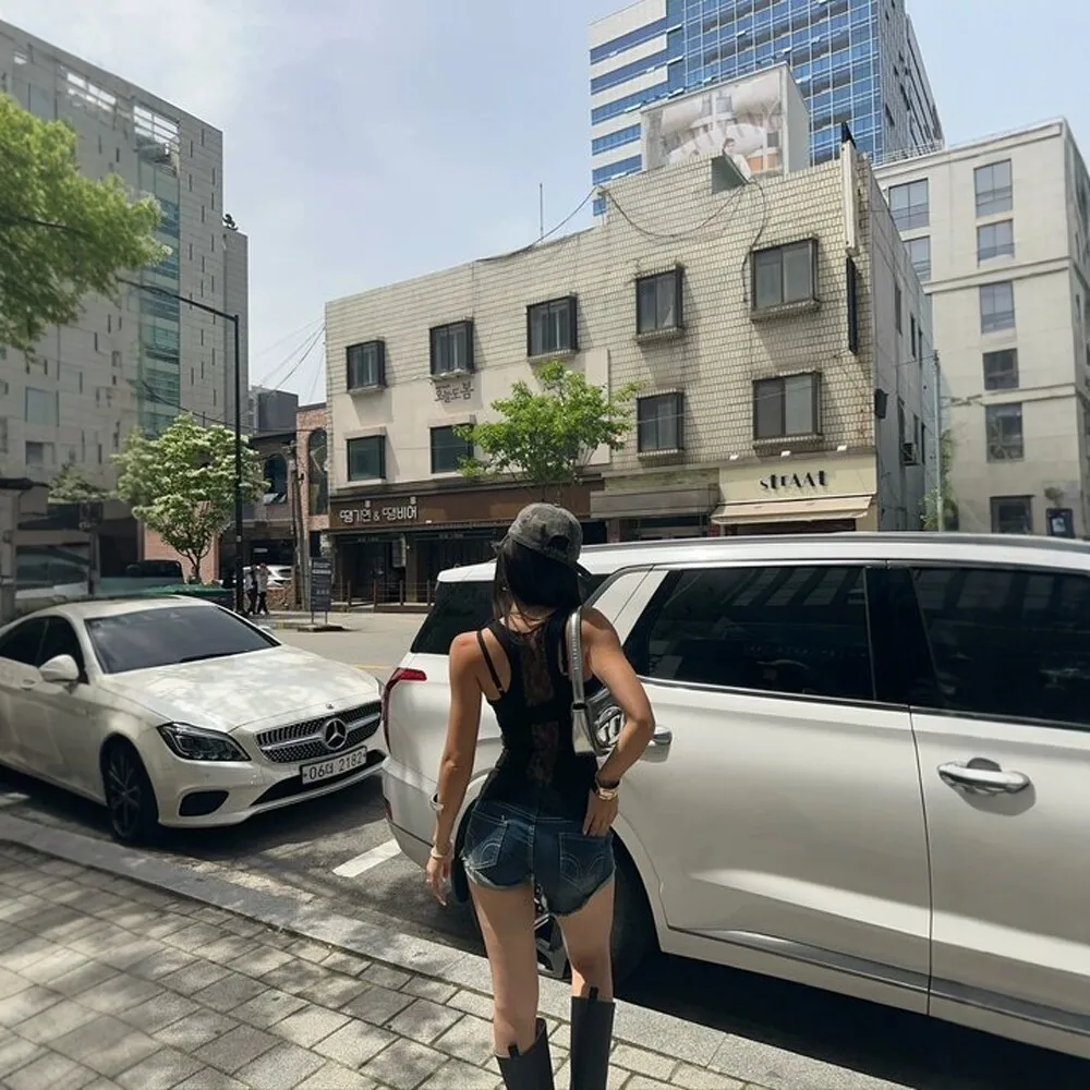 Женская асимметричная майка без рукавов с квадратным вырезом