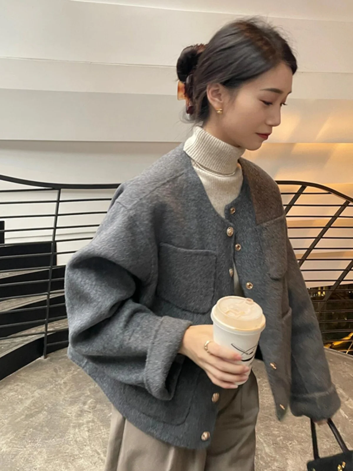 Изящное короткое шерстяное пальто с круглым вырезом ранней зимы женская