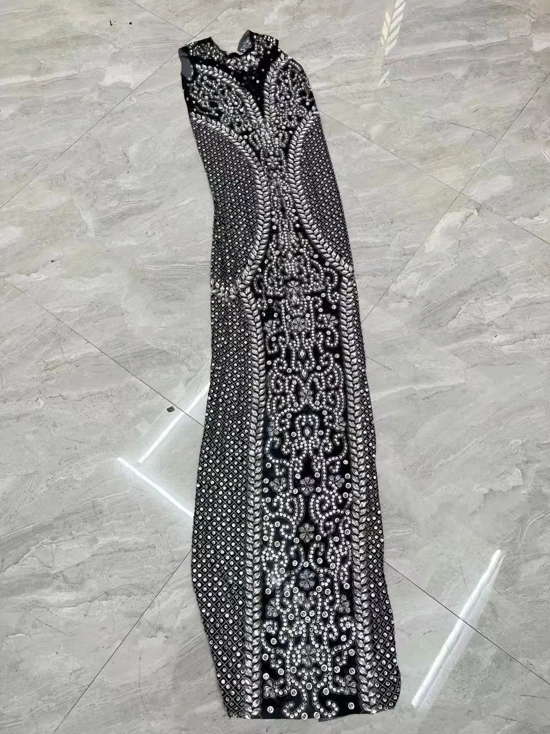 Роскошное блестящее серебристое платье с отделкой искусственной цветопередачи