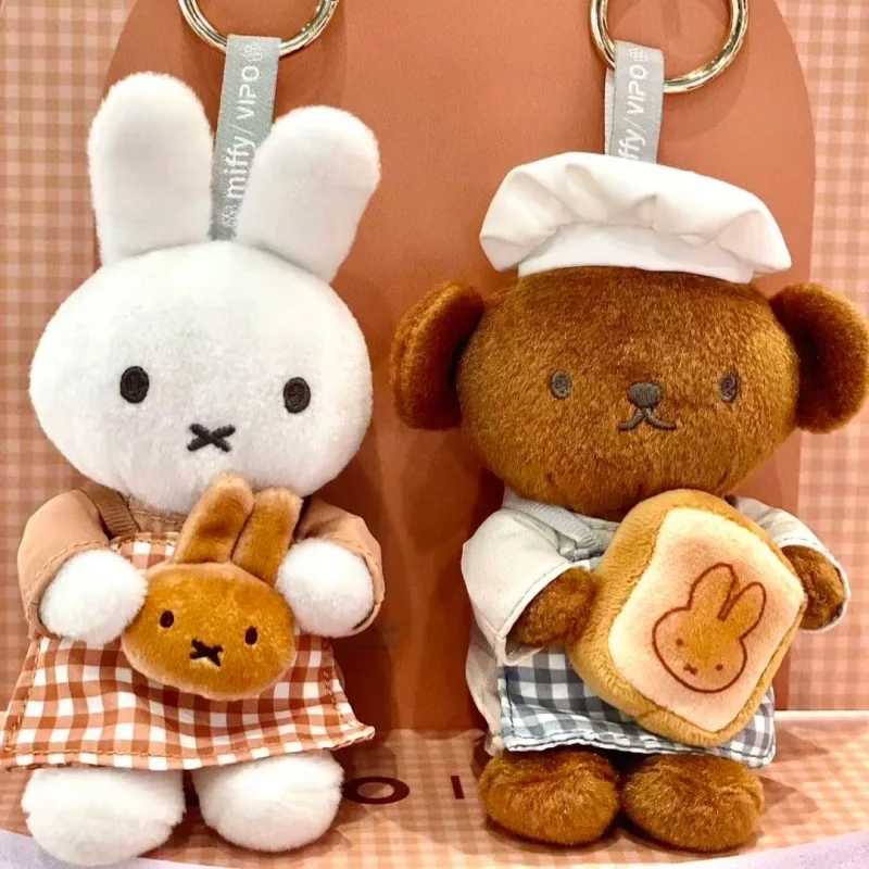 Фото Плюшевый брелок Vipo X Miffy из официальной серии Bakery / Сюрприз-бокс с подвеской - Модная трендовая игрушка, подарок на день рождения для девочек №1
