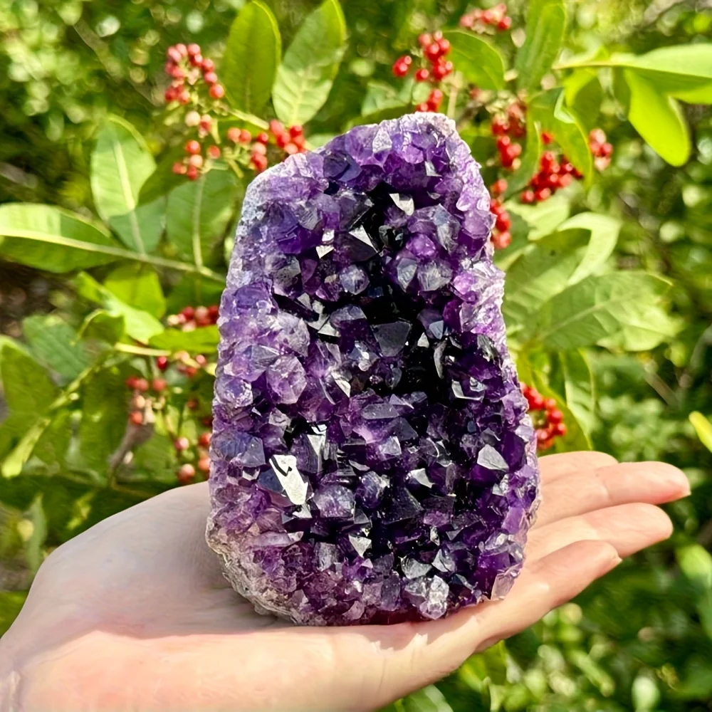 

Аметистовый кристаллический кластер из Уругвая