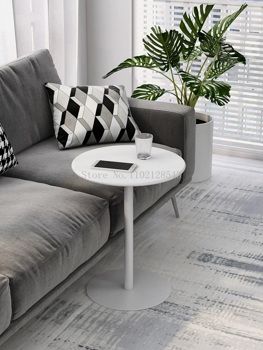 Маленький журнальный столик в скандинавском стиле простой современный