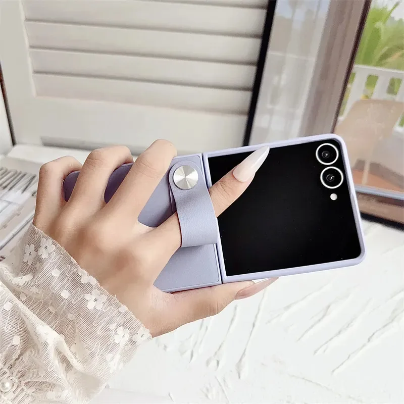 Фото Чехол Skinlee для Samsung Galaxy Z Flip 8 5G с ремешком на руку Qinghui, ударопрочный силиконовый чехол для Samsung Galaxy Z Flip 8 5G, мягкий задний чехол. №4
