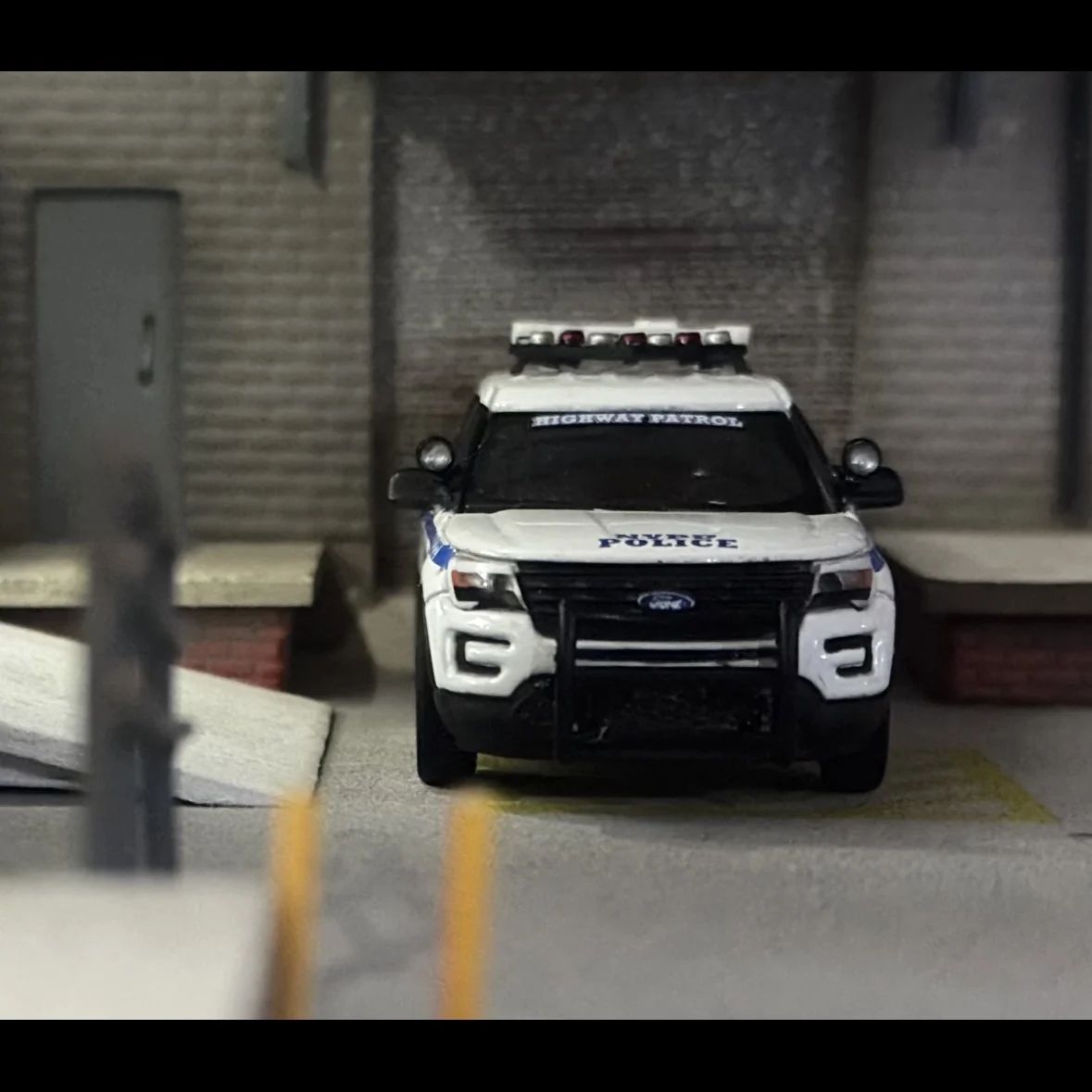 Фото 1:64 2020 Ford Police INTERCEPTOR UTILITY NYPD модель автомобиля из сплава, Коллекционная игрушка, подарок, сувенир, украшение для дисплея №1