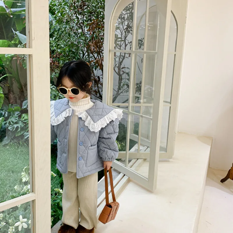 

Парка с карманами, круглым вырезом, длинным рукавом и отложным воротником, на пуговицах