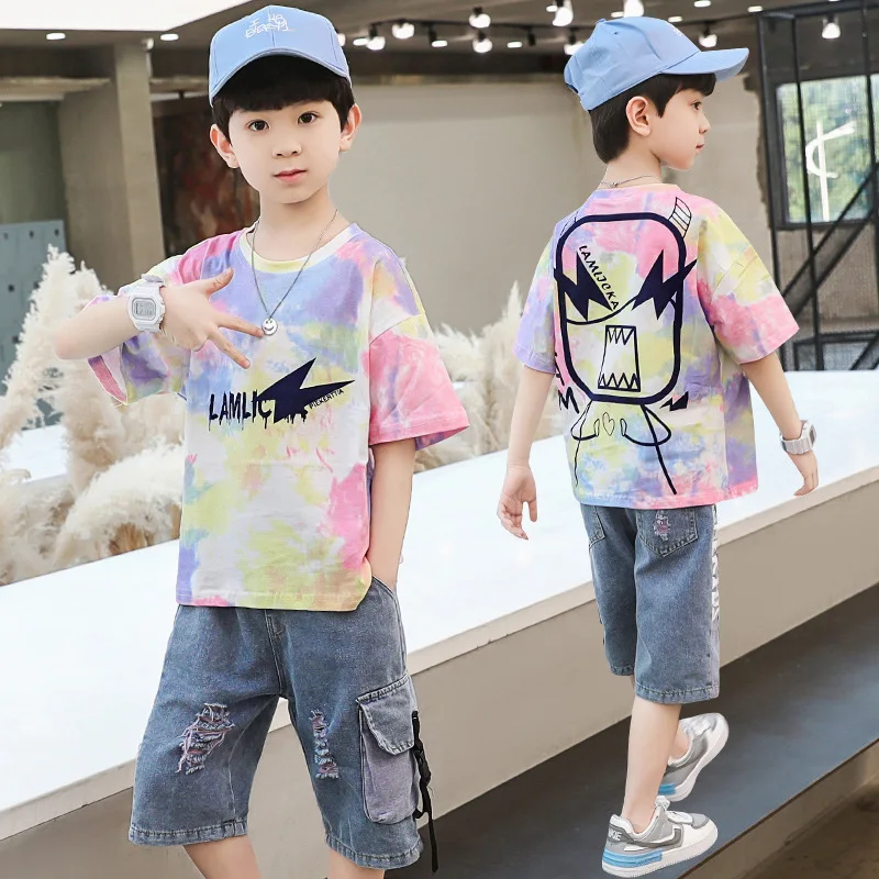 

Комплект для мальчиков из топа с коротким рукавом и джинсовых шортов