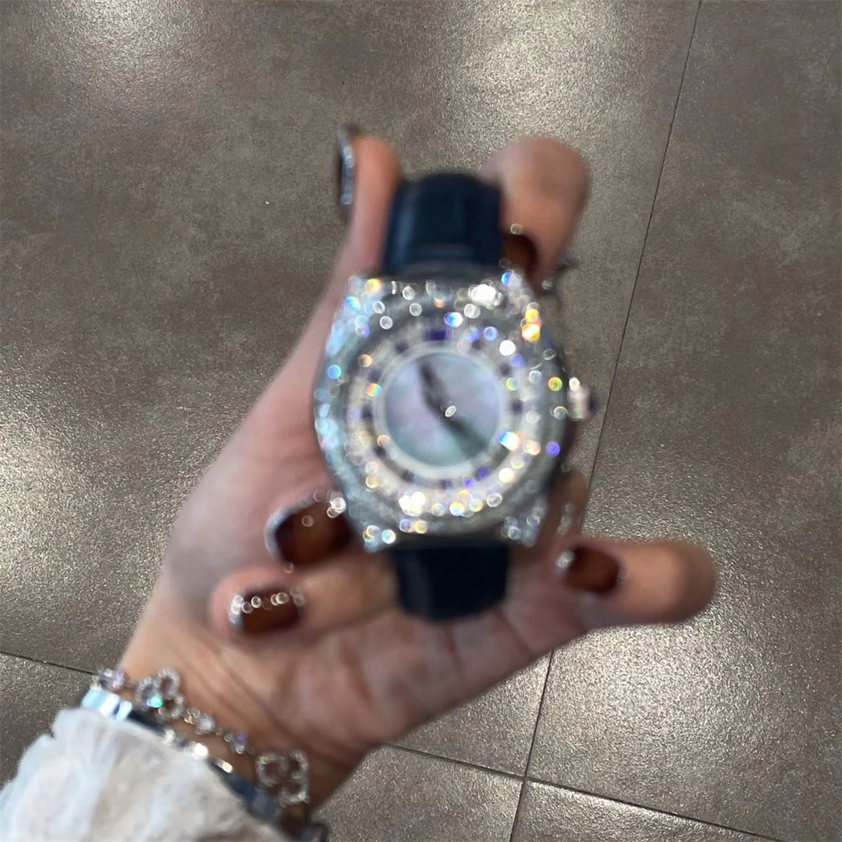 Новинка 2024 женские часы со стразами роскошные нишевые высококачественные модные